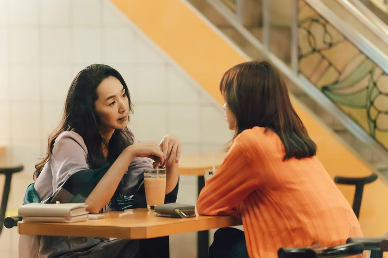 王靜瑩在《幸福房屋事件簿》飾演少根筋的ㄎㄧㄤ媽,總需要別人服侍她,完全是位「老公主」。 王靜瑩在《幸福房屋事件簿》飾演少根筋的ㄎㄧㄤ媽,總需要別人服侍她,完全是位「老公主」。