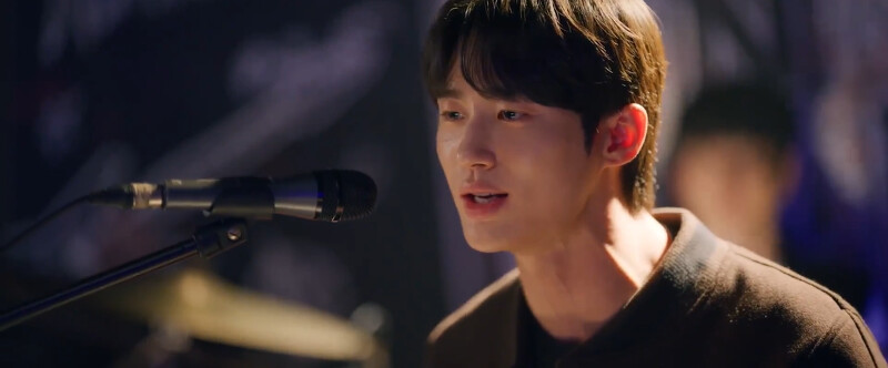 善宰藉仁赫最後一次登台代唱機會,在任率面前獻唱為她寫下的《陣雨》,同時思考自己是否熱愛歌唱這件事 善宰藉仁赫最後一次登台代唱機會,在任率面前獻唱為她寫下的《陣雨》,同時思考自己是否熱愛歌唱這件事