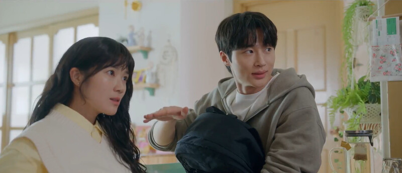 任率發現任錦和賢珠偷偷交往,還管她不能和善宰在一起氣到冒火,善宰拼命搧風讓任率息怒 任率發現任錦和賢珠偷偷交往,還管她不能和善宰在一起氣到冒火,善宰拼命搧風讓任率息怒