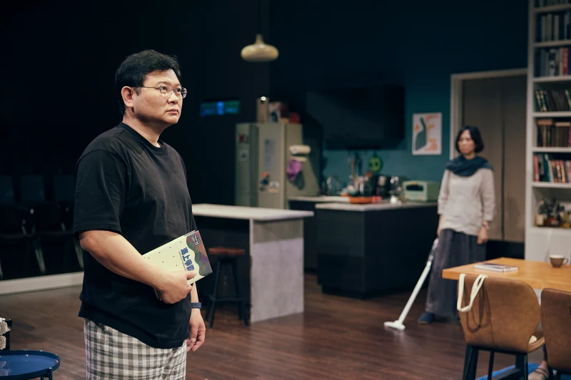 《婚內失戀》吳世偉二度演出舞台劇,飾演對婚姻失去熱情的中年男子。 《婚內失戀》吳世偉二度演出舞台劇,飾演對婚姻失去熱情的中年男子。