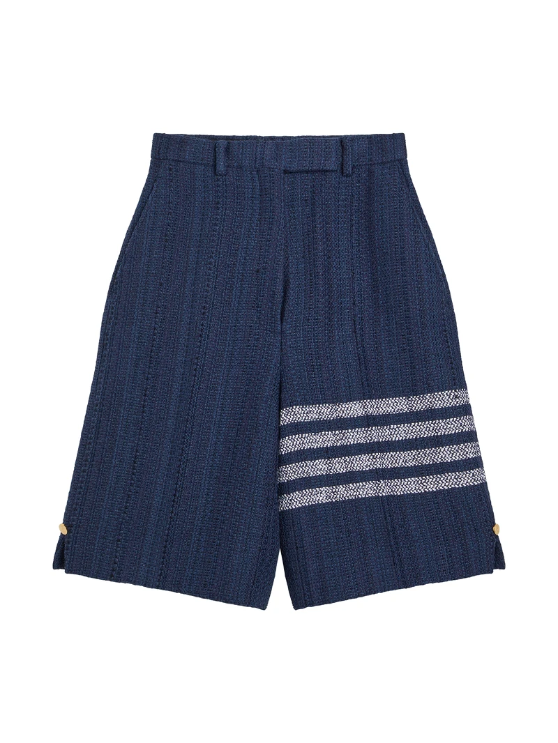 THOM BROWNE SS24 Women 深深藍色百慕達短褲,NT69,200。 THOM BROWNE SS24 Women 深深藍色百慕達短褲,NT69,200。