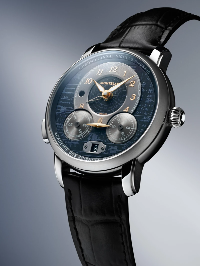 萬寶龍推出 Star Legacy Nicolas Rieussec 計時碼錶 Meisterstück 100 週年限量版。這款計時碼錶以標誌性鋼筆的設計元素致敬萬寶龍 Meisterstück 書寫工具問世100週年。限量發行500只,採用43毫米不鏽鋼錶殼,搭配可互換的鱷魚紋黑色小牛皮錶帶。黑色錶盤上的夜光印花來自1920年書寫工具的設計圖,Meisterstück 筆蓋的頂端和萬寶龍時計的錶冠上都可以找到六角白星標誌。關鍵數字4810也出現在錶盤上,位於兩個旋轉圓頂計時盤上方。錶盤上的大量金色點綴與不銹鋼錶殼相結合,也讓人想起 Meisterstück 筆尖的白金雙色設計。 萬寶龍推出 Star Legacy Nicolas Rieussec 計時碼錶 Meisterstück 100 週年限量版。這款計時碼錶以標誌性鋼筆的設計元素致敬萬寶龍 Meisterstück 書寫工具問世100週年。限量發行500只,採用43毫米不鏽鋼錶殼,搭配可互換的鱷魚紋黑色小牛皮錶帶。黑色錶盤上的夜光印花來自1920年書寫工具的設計圖,Meisterstück 筆蓋的頂端和萬寶龍時計的錶冠上都可以找到六角白星標誌。關鍵數字4810也出現在錶盤上,位於兩個旋轉圓頂計時盤上方。錶盤上的大量金色點綴與不銹鋼錶殼相結合,也讓人想起 Meisterstück 筆尖的白金雙色設計。