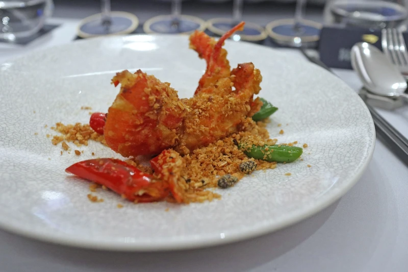 「避風塘馬爹利軟殼龍蝦」。 「避風塘馬爹利軟殼龍蝦」。