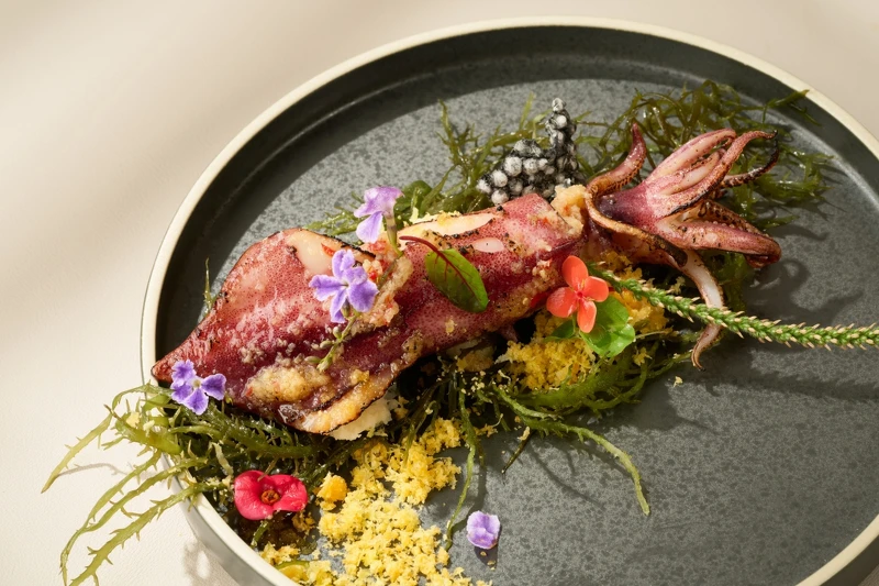 「炙燒小管』佐以清爽的海菜。