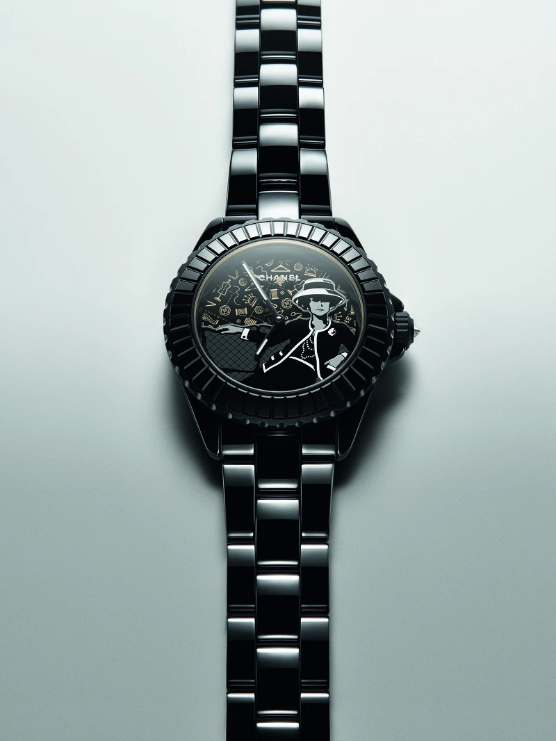 Mademoiselle J12腕錶，黑色抗磨陶瓷及霧面黑色塗層精鋼錶殼，搭載Caliber 12.1自動上鍊機械機芯。