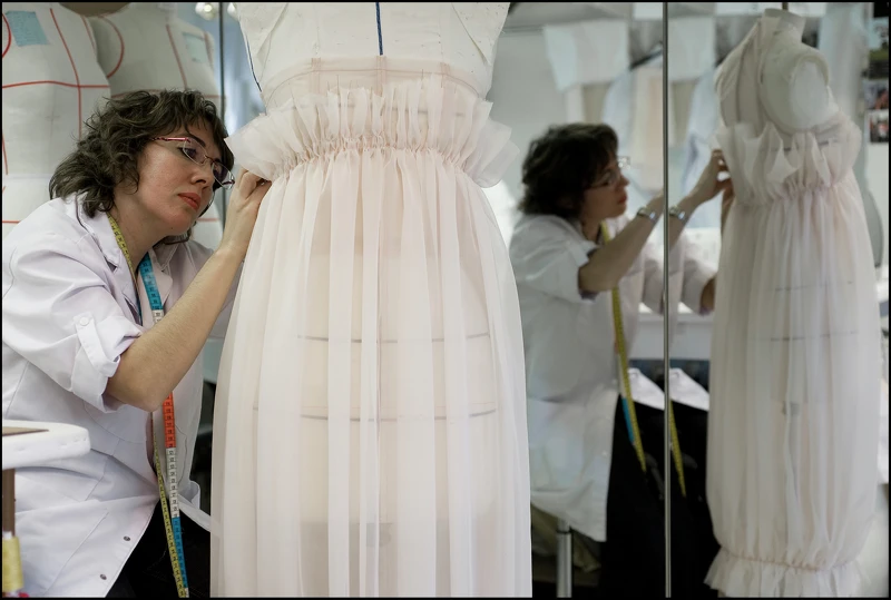 精準是成就高級訂製價值的基礎，工坊內裁縫師脖子上也掛著宛如光榮勳章的捲尺。