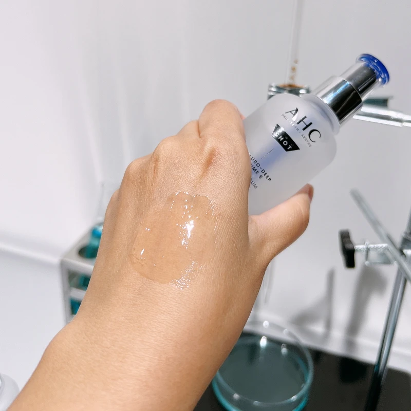 AHC醫美科研超導水光玻尿酸精華質地。 AHC醫美科研超導水光玻尿酸精華質地。