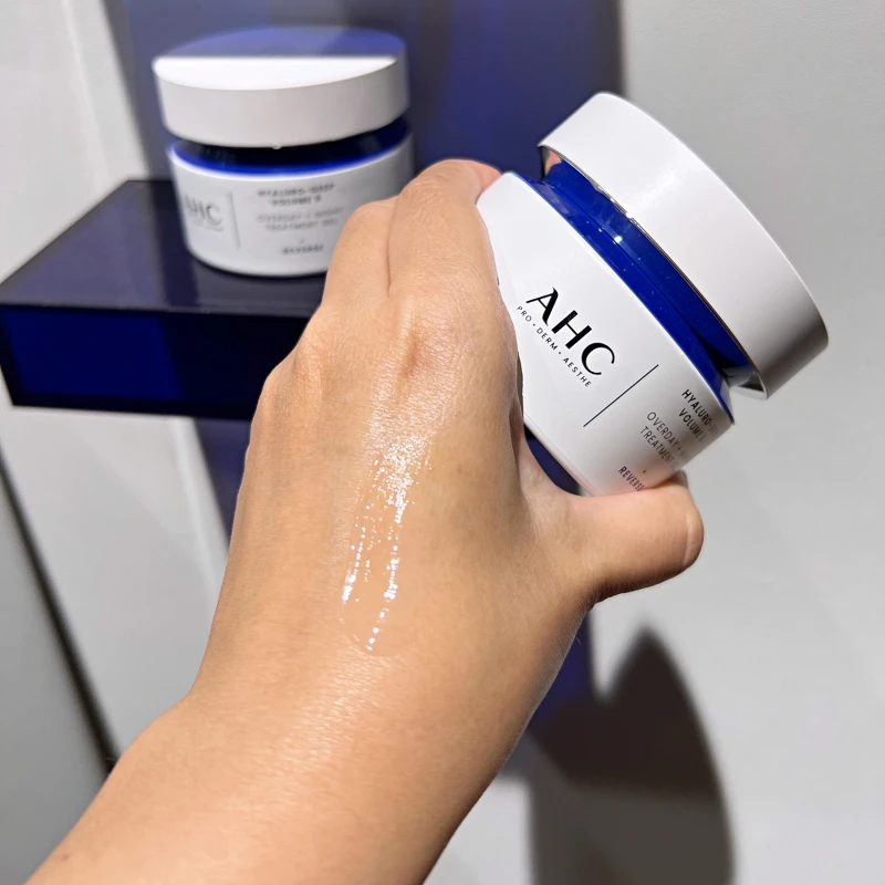 AHC醫美科研超導水光玻尿酸活膚霜質地。 AHC醫美科研超導水光玻尿酸活膚霜質地。
