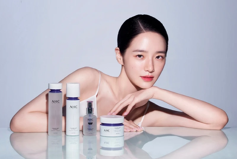 AHC醫美科研系列代言人朴圭瑛與系列產品。 AHC醫美科研系列代言人朴圭瑛與系列產品。