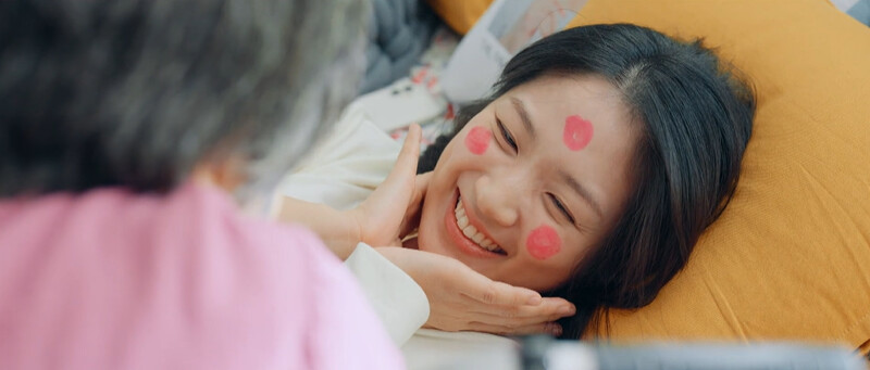 外婆把任率臉畫紅圓點