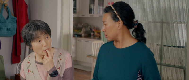 第九集任率在家瘋狂找手錶時，竟然發現外婆(左)又戴著