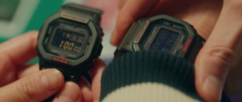 善宰拿自己手錶和任率手錶比對，無法相信是時光機