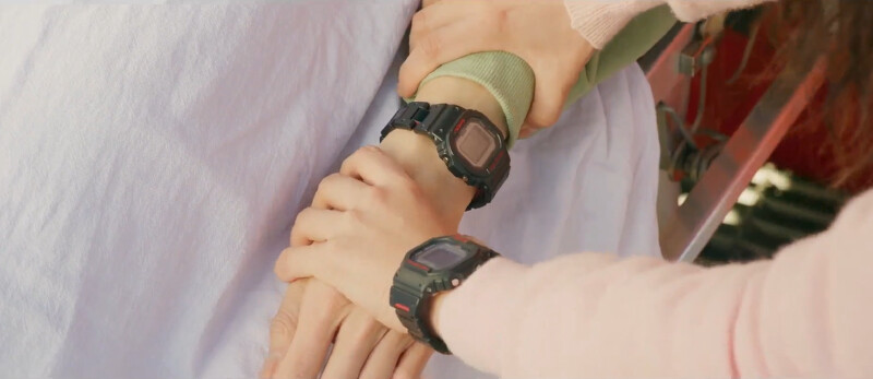 第十四集，任率猜善宰手錶可能是時光機，在”白天”不是午夜12點按下再度穿越成功