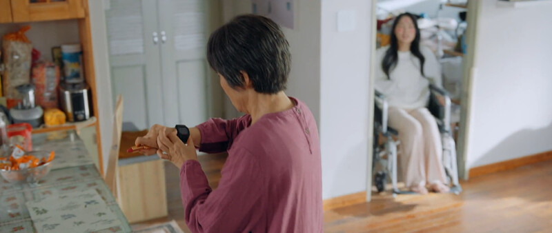 第一集有一個鏡頭，外婆按了沒電的善宰拍賣手錶