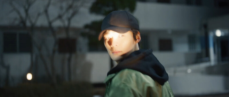 第八集出現的太成，不像之前穿著花枝招展，改穿深色衣物且剪短頭髮，應是警察身份