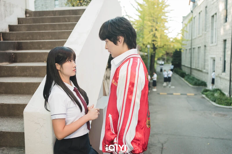 太成因抽菸被任率訓斥，第一次認真觀察任率就發現她靈魂”不一樣”