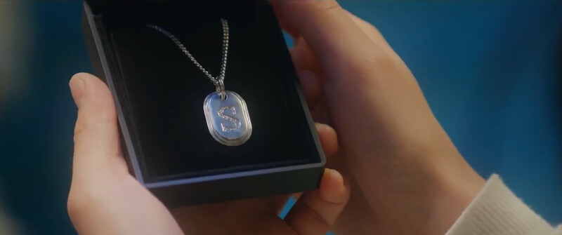 任率收到S字母墜鍊，漂亮到任率語塞