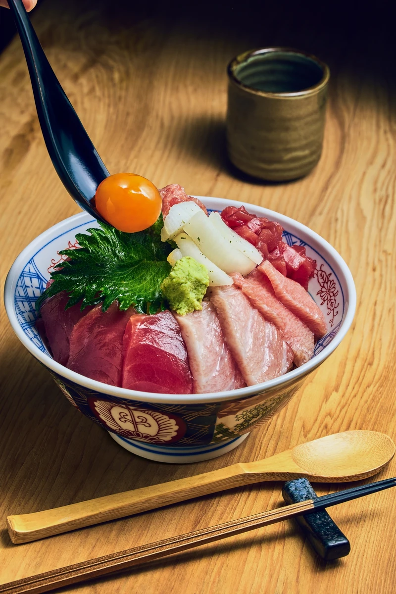 鮪魚丼有三種不同部位的魚肉。