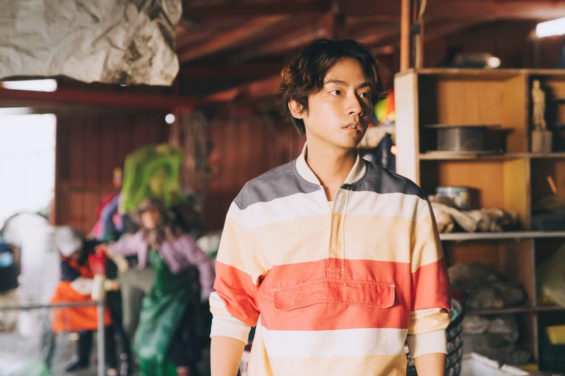 大鶴在《塑膠花》飾演軟弱膽怯的阿弟仔，意外成為犯罪集團一份子。