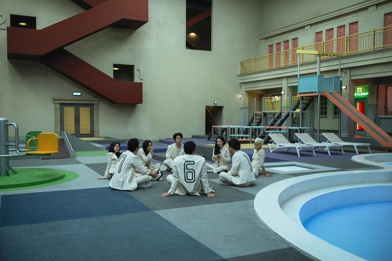 8 位參加者被投入「The 8 Show」裡。 8 位參加者被投入「The 8 Show」裡。