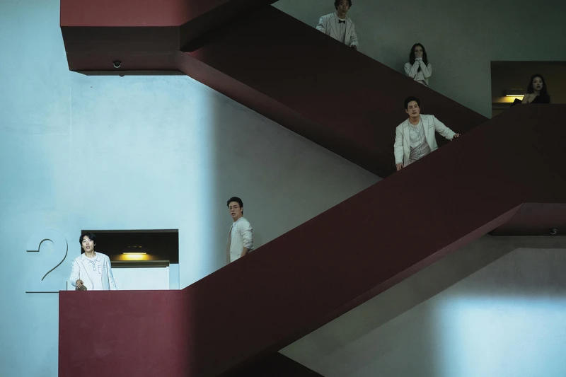 影集中的美術、風格及經典場景似乎在致敬著史丹利庫柏力克? 影集中的美術、風格及經典場景似乎在致敬著史丹利庫柏力克?