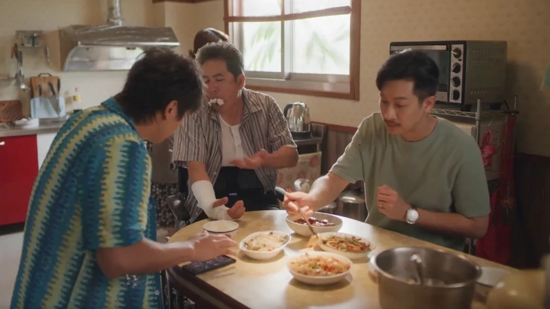 秉愛、秉忠與秉孝三人為了錢跑來照顧一哥。 秉愛、秉忠與秉孝三人為了錢跑來照顧一哥。