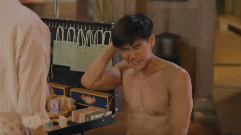 偉倫為了救秉愛被打到受傷、破衣。 偉倫為了救秉愛被打到受傷、破衣。