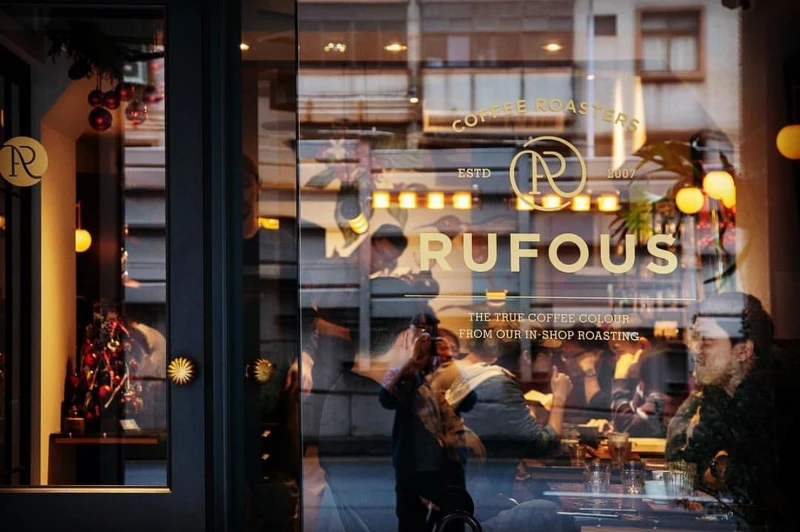 曾獲選亞洲50大最佳咖啡館的 RUFOUS Coffee Roaster。 曾獲選亞洲50大最佳咖啡館的 RUFOUS Coffee Roaster。