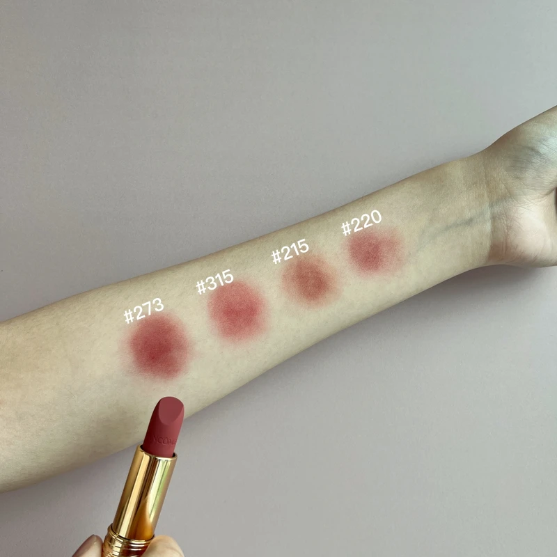 LANCOME蘭蔻絕對完美柔霧唇膏2024年裸粉色系手部試色。