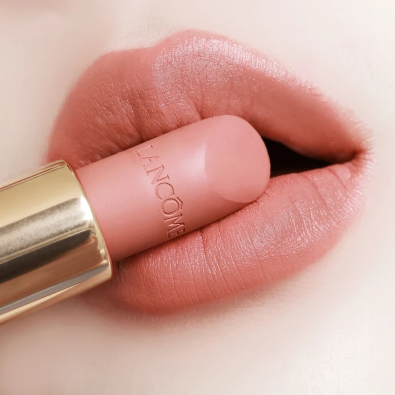LANCOME蘭蔻絕對完美柔霧唇膏#220半熟裸粉唇部實擦示意。