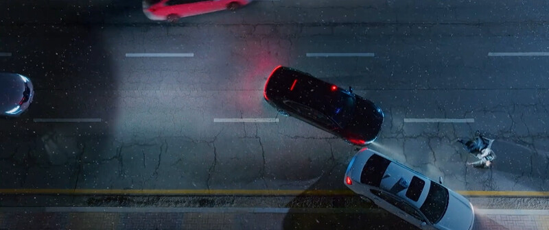 太成駕駛黑色轎車撞開白色計程車，善宰昏厥過去並非被車撞倒