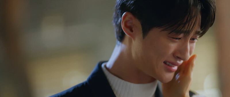 外婆先摸摸善宰的心(胸口)，接著善宰熱淚盈眶，好像知曉外婆的意思，外婆最後摸著善宰的臉秀秀