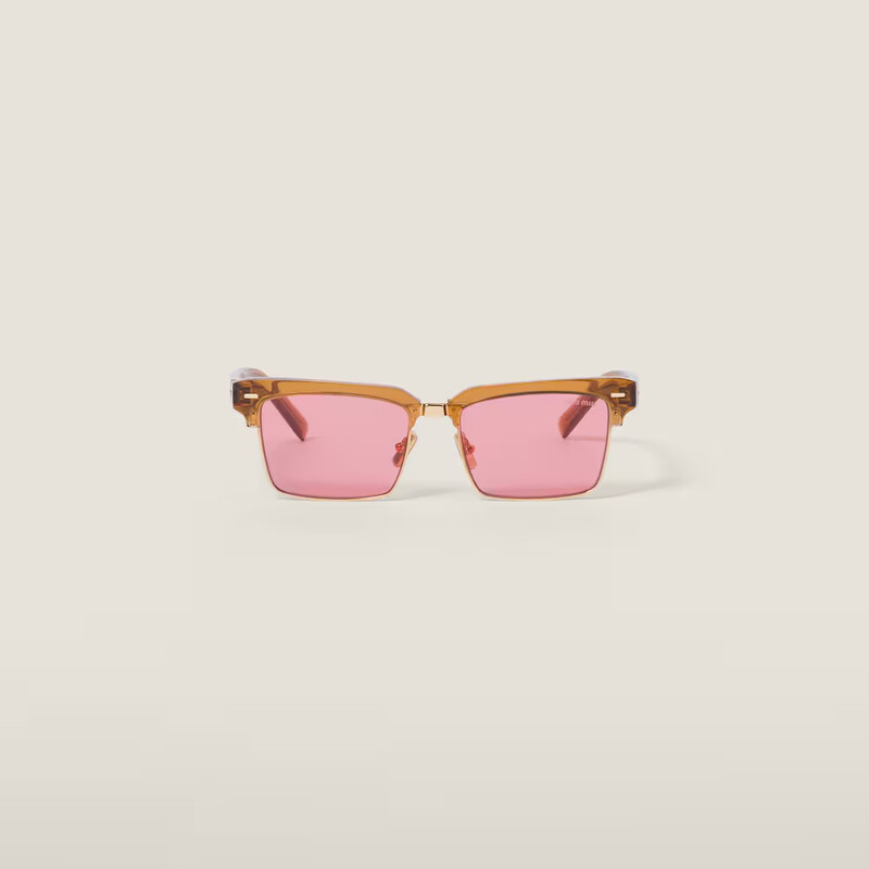 Miu Miu 粉色太陽眼鏡,NT17,500。 Miu Miu 粉色太陽眼鏡,NT17,500。