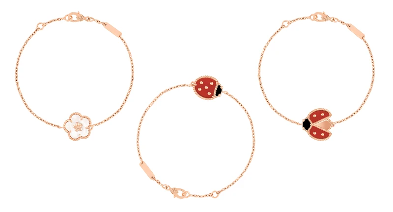 Lucky Spring手鍊，梅花(18K玫瑰金、珍珠母貝)。Lucky Spring手鍊，閉起翅膀的瓢蟲(18K玫瑰金、紅玉髓、縞瑪瑙)。Lucky Spring手鍊，張開翅膀的瓢蟲(18K玫瑰金、紅玉髓、縞瑪瑙)。