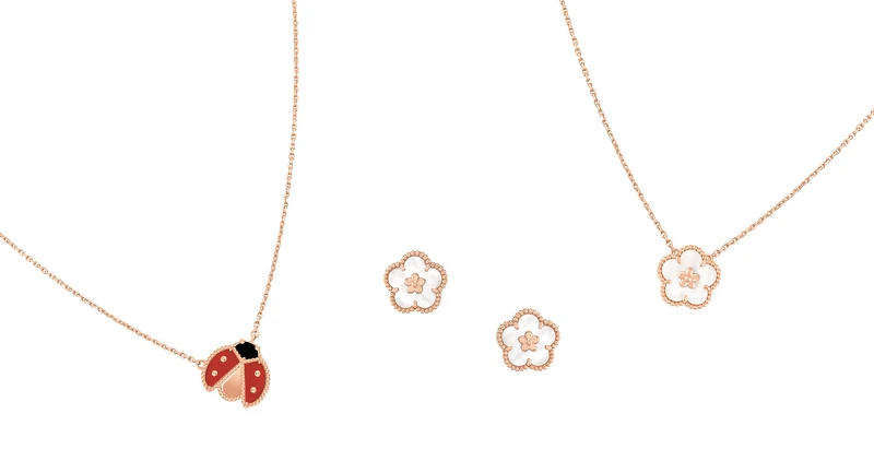 Lucky Spring吊墜，張開翅膀的瓢蟲(18K玫瑰金、紅玉髓、縞瑪瑙)。Lucky Spring耳環，梅花(18K玫瑰金、珍珠母貝)。Lucky Spring吊墜，梅花(18K玫瑰金、珍珠母貝)。