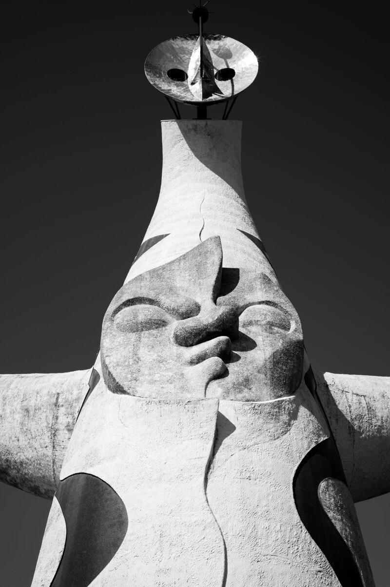 1970 年代日本大阪萬國博覽會的象徵建築-太陽之塔，代表著日本帝國在泡沫經濟之前的繁榮盛況，而今輝煌的年代已經時過境遷。圖片來源：徠卡相機。