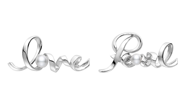 左:MIKIMOTO LOVE字樣珍珠胸針,銀製搭配日本Akoya珍珠(珍珠尺寸約7.50mm)。右:MIKIMOTO PEARL字樣珍珠胸針,銀製搭配日本Akoya珍珠(珍珠尺寸約7.00mm)。 左:MIKIMOTO LOVE字樣珍珠胸針,銀製搭配日本Akoya珍珠(珍珠尺寸約7.50mm)。右:MIKIMOTO PEARL字樣珍珠胸針,銀製搭配日本Akoya珍珠(珍珠尺寸約7.00mm)。