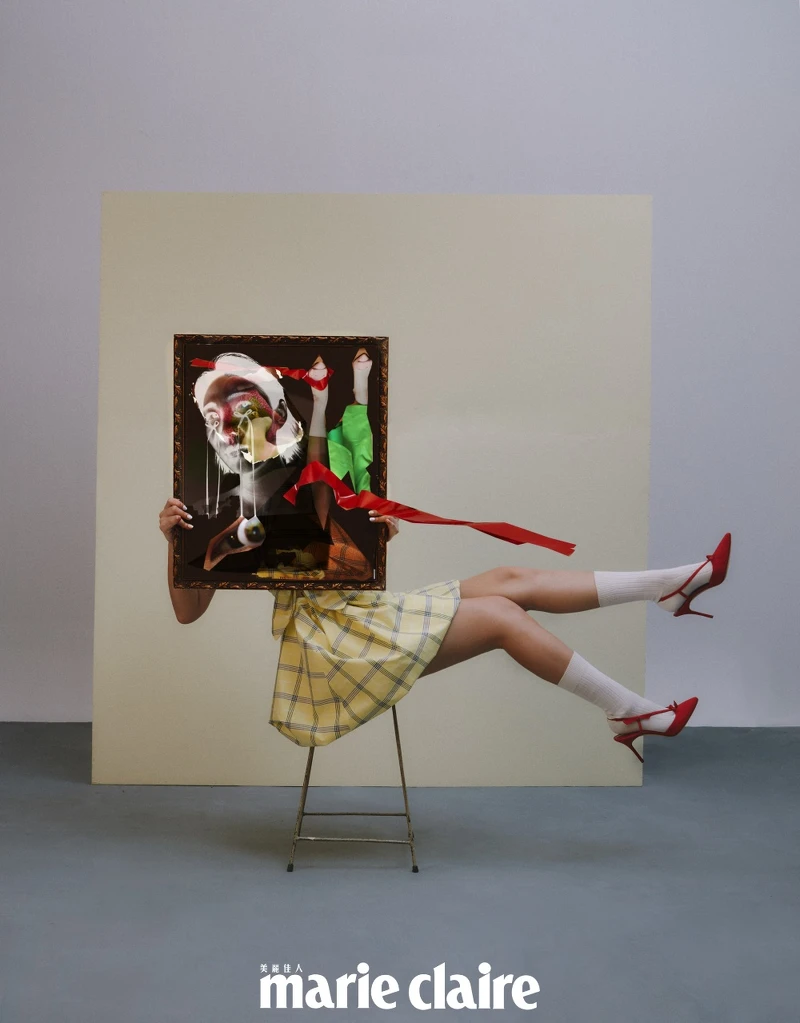 黃色格紋短洋裝,Msgm;紅色蝴蝶結高跟鞋,Manolo Blahnik。 黃色格紋短洋裝,Msgm;紅色蝴蝶結高跟鞋,Manolo Blahnik。