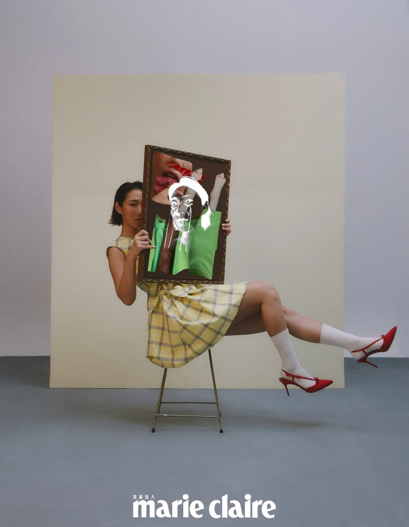 黃色格紋短洋裝,Msgm;紅色蝴蝶結高跟鞋,Manolo Blahnik。 黃色格紋短洋裝,Msgm;紅色蝴蝶結高跟鞋,Manolo Blahnik。