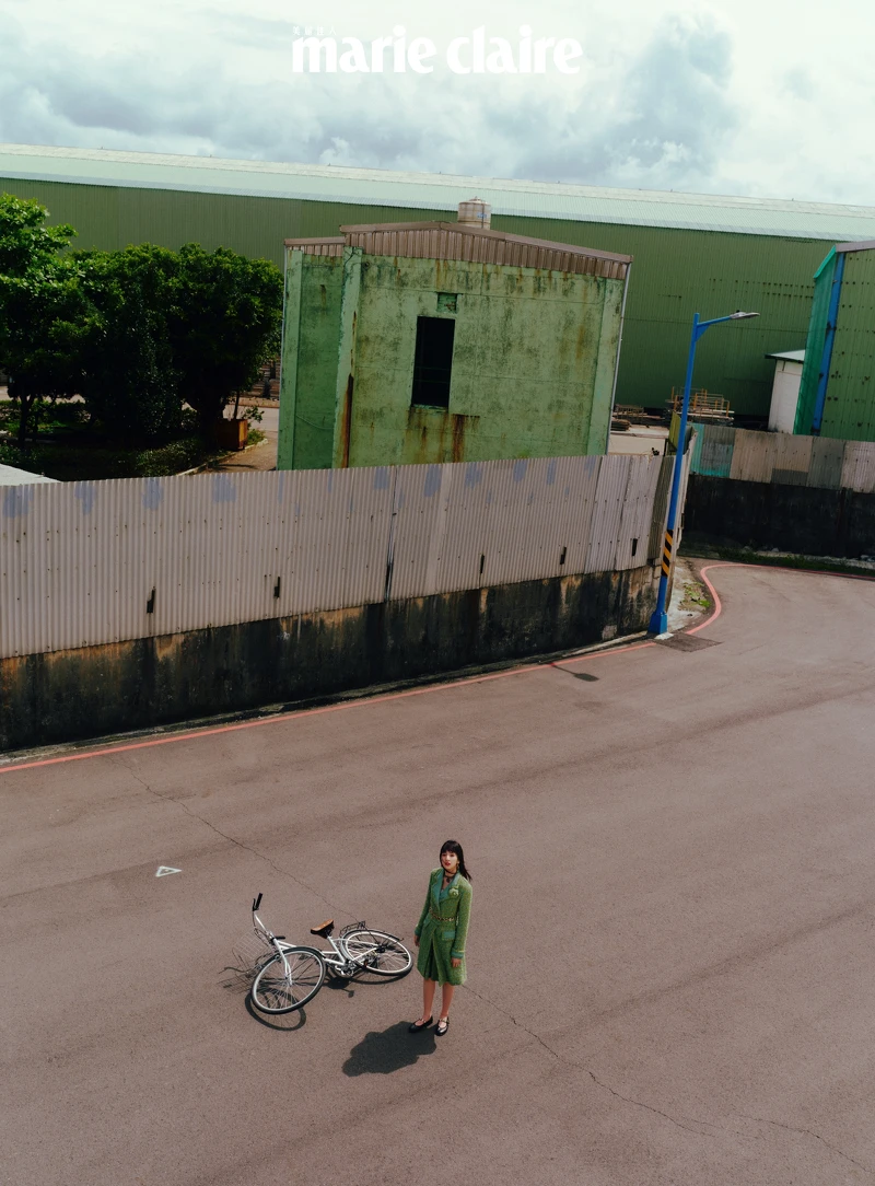 綠色幻彩斜紋軟呢長版大衣、綠色幻彩斜紋軟呢褲裙、服飾珠寶配件、胸花、鞋履,all by CHANEL。 綠色幻彩斜紋軟呢長版大衣、綠色幻彩斜紋軟呢褲裙、服飾珠寶配件、胸花、鞋履,all by CHANEL。