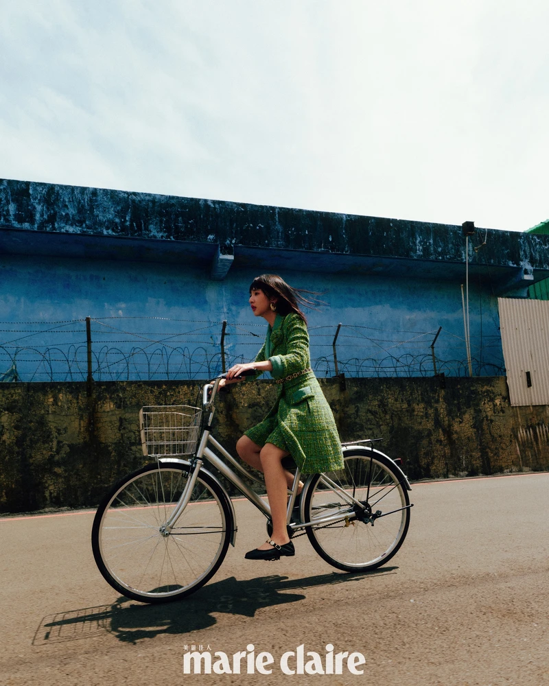 綠色幻彩斜紋軟呢長版大衣、綠色幻彩斜紋軟呢褲裙、服飾珠寶配件、胸花、鞋履,all by CHANEL。 綠色幻彩斜紋軟呢長版大衣、綠色幻彩斜紋軟呢褲裙、服飾珠寶配件、胸花、鞋履,all by CHANEL。