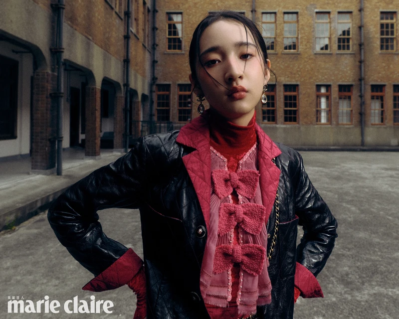 黑色菱格紋皮革長大衣、黑色菱格紋皮革及膝裙、紅色蝴蝶結領飾上衣、服飾珠寶配件,all by CHANEL。 黑色菱格紋皮革長大衣、黑色菱格紋皮革及膝裙、紅色蝴蝶結領飾上衣、服飾珠寶配件,all by CHANEL。