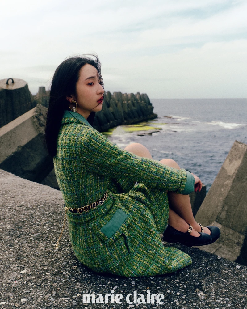 綠色幻彩斜紋軟呢長版大衣、綠色幻彩斜紋軟呢褲裙、服飾珠寶配件、胸花、鞋履,all by CHANEL。 綠色幻彩斜紋軟呢長版大衣、綠色幻彩斜紋軟呢褲裙、服飾珠寶配件、胸花、鞋履,all by CHANEL。