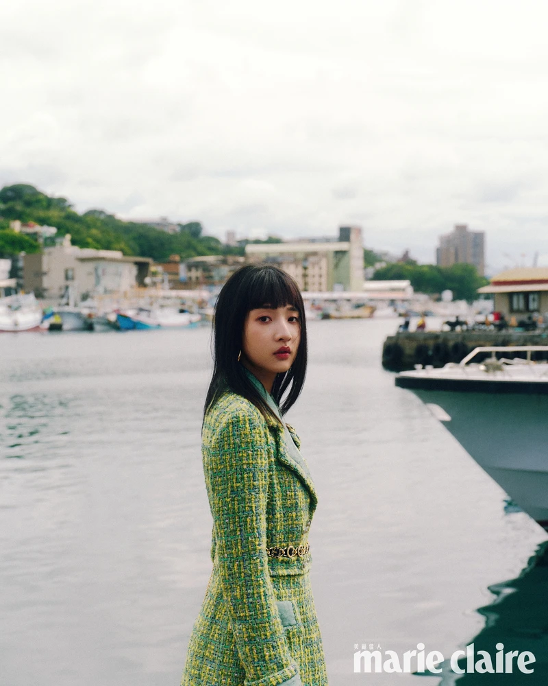 綠色幻彩斜紋軟呢長版大衣、綠色幻彩斜紋軟呢褲裙、服飾珠寶配件、胸花,all by CHANEL。 綠色幻彩斜紋軟呢長版大衣、綠色幻彩斜紋軟呢褲裙、服飾珠寶配件、胸花,all by CHANEL。