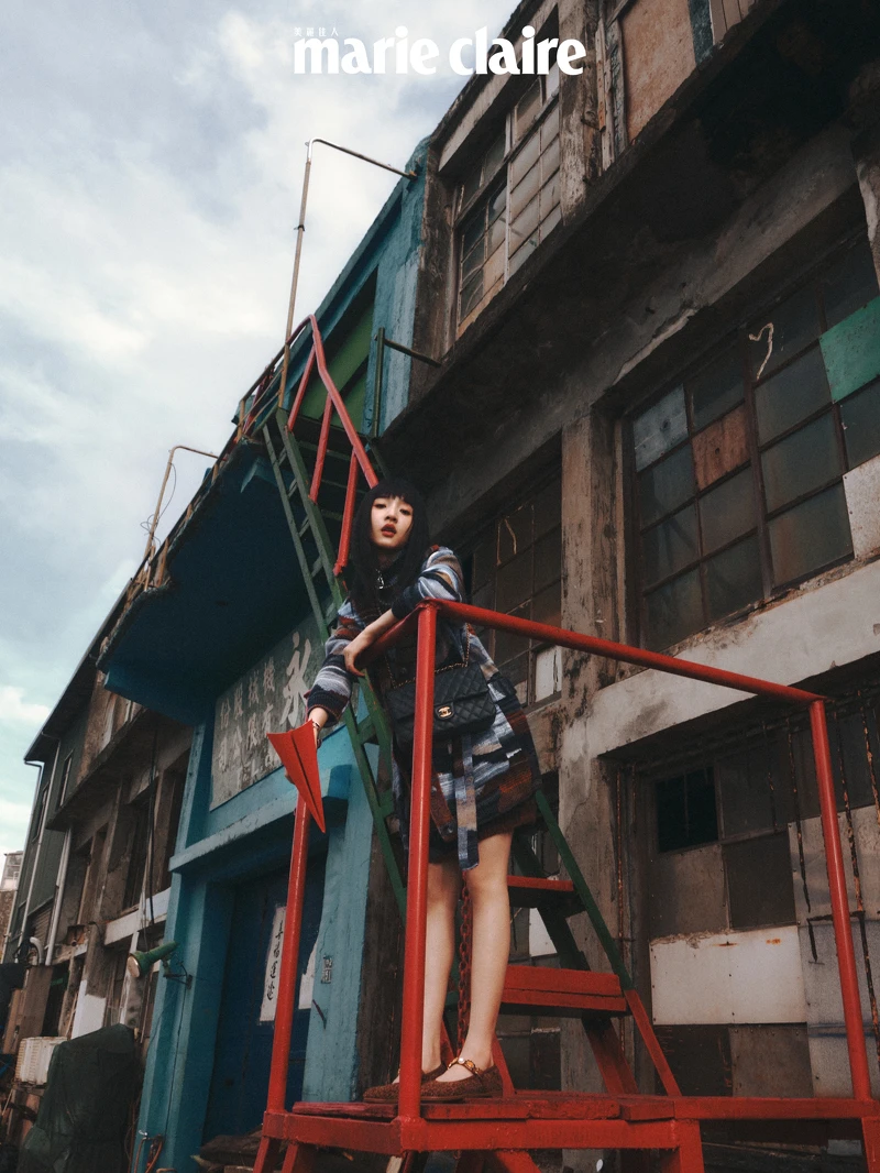 灰咖格紋羊毛混織喀什米爾綁帶外套、灰咖格紋羊毛混織喀什米爾洋裝、服飾珠寶配件、鞋履、11.12 bag 經典包款,all by CHANEL。 灰咖格紋羊毛混織喀什米爾綁帶外套、灰咖格紋羊毛混織喀什米爾洋裝、服飾珠寶配件、鞋履、11.12 bag 經典包款,all by CHANEL。