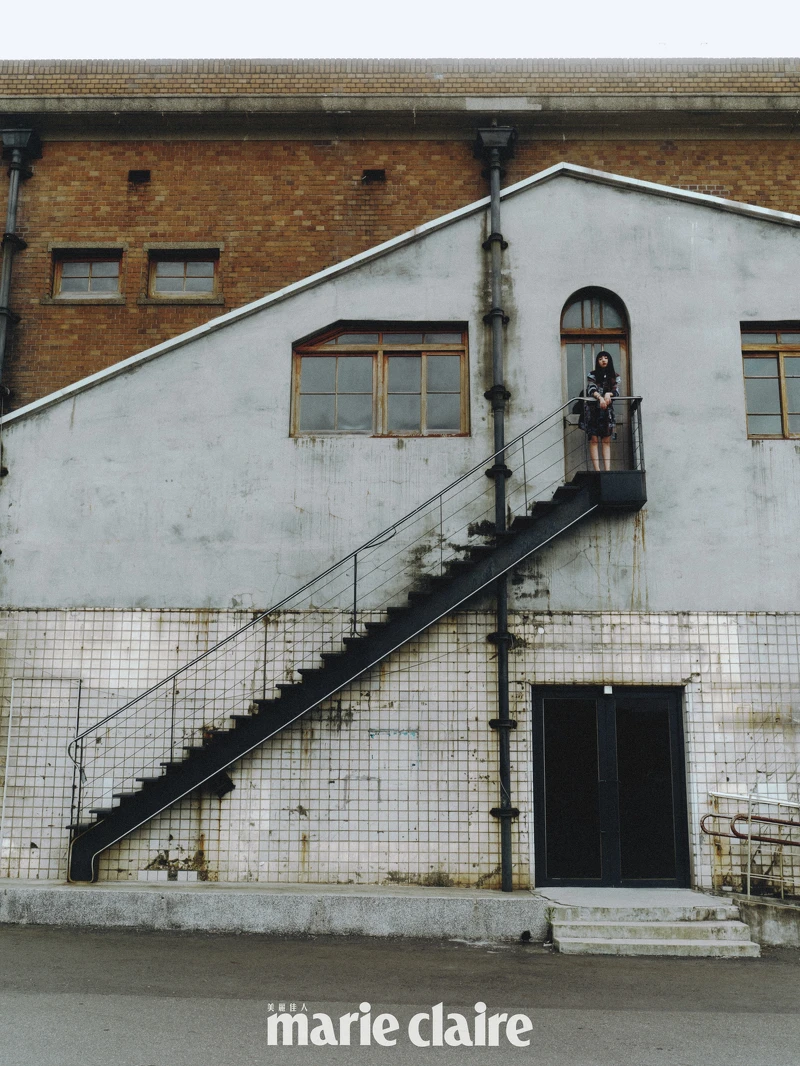 灰咖格紋羊毛混織喀什米爾綁帶外套、灰咖格紋羊毛混織喀什米爾洋裝、服飾珠寶配件、鞋履、11.12 bag 經典包款,all by CHANEL。(本照片、影片為經申請拍攝,未經基隆市政府許可請勿踏入階梯。) 灰咖格紋羊毛混織喀什米爾綁帶外套、灰咖格紋羊毛混織喀什米爾洋裝、服飾珠寶配件、鞋履、11.12 bag 經典包款,all by CHANEL。(本照片、影片為經申請拍攝,未經基隆市政府許可請勿踏入階梯。)