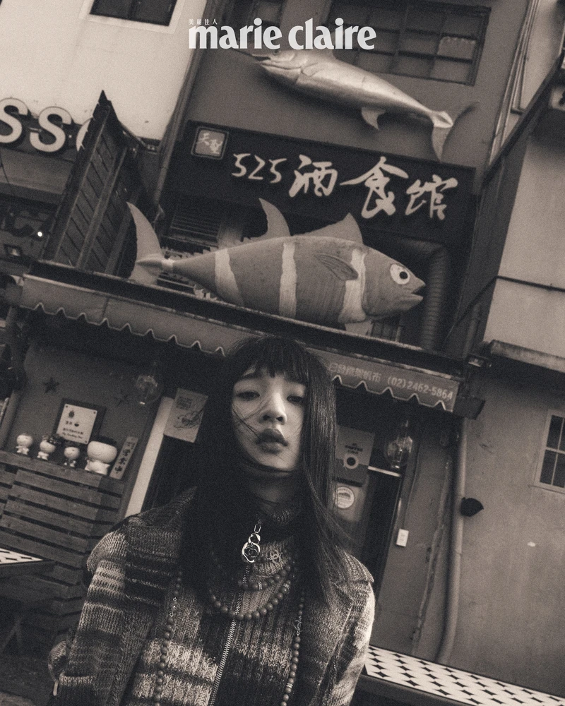 灰咖格紋羊毛混織喀什米爾綁帶外套、灰咖格紋羊毛混織喀什米爾洋裝、服飾珠寶配件,all by CHANEL。 灰咖格紋羊毛混織喀什米爾綁帶外套、灰咖格紋羊毛混織喀什米爾洋裝、服飾珠寶配件,all by CHANEL。