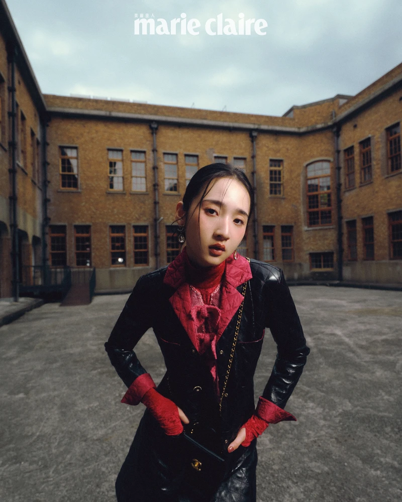 黑色菱格紋皮革長大衣、黑色菱格紋皮革及膝裙、紅色蝴蝶結領飾上衣、服飾珠寶配件、包款,all by CHANEL。 黑色菱格紋皮革長大衣、黑色菱格紋皮革及膝裙、紅色蝴蝶結領飾上衣、服飾珠寶配件、包款,all by CHANEL。