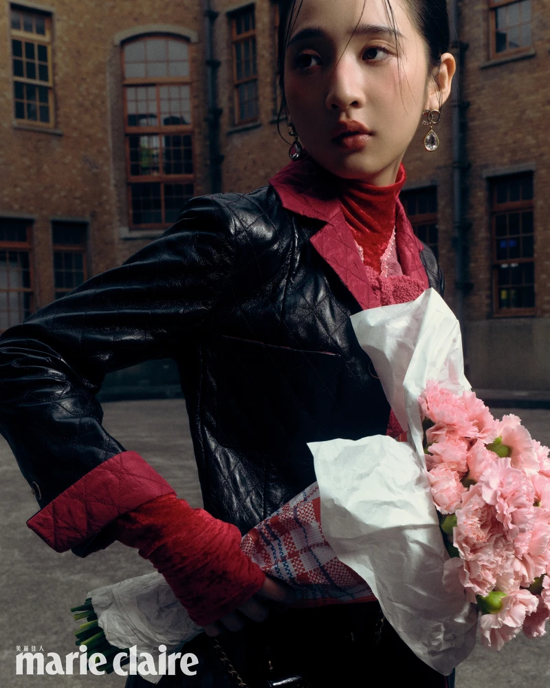 黑色菱格紋皮革長大衣、黑色菱格紋皮革及膝裙、紅色蝴蝶結領飾上衣、服飾珠寶配件,all by CHANEL。 黑色菱格紋皮革長大衣、黑色菱格紋皮革及膝裙、紅色蝴蝶結領飾上衣、服飾珠寶配件,all by CHANEL。