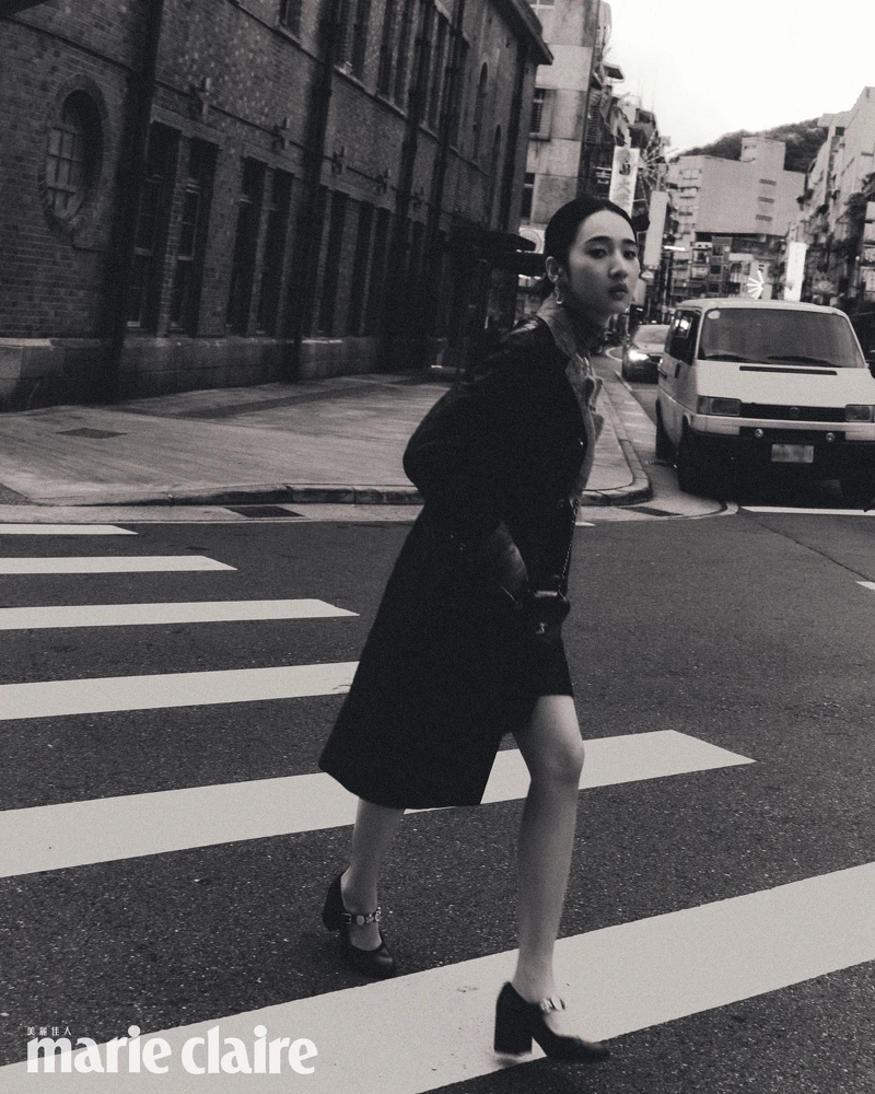 黑色菱格紋皮革長大衣、黑色菱格紋皮革及膝裙、紅色蝴蝶結領飾上衣、服飾珠寶配件、包款、鞋履,all by CHANEL。 黑色菱格紋皮革長大衣、黑色菱格紋皮革及膝裙、紅色蝴蝶結領飾上衣、服飾珠寶配件、包款、鞋履,all by CHANEL。